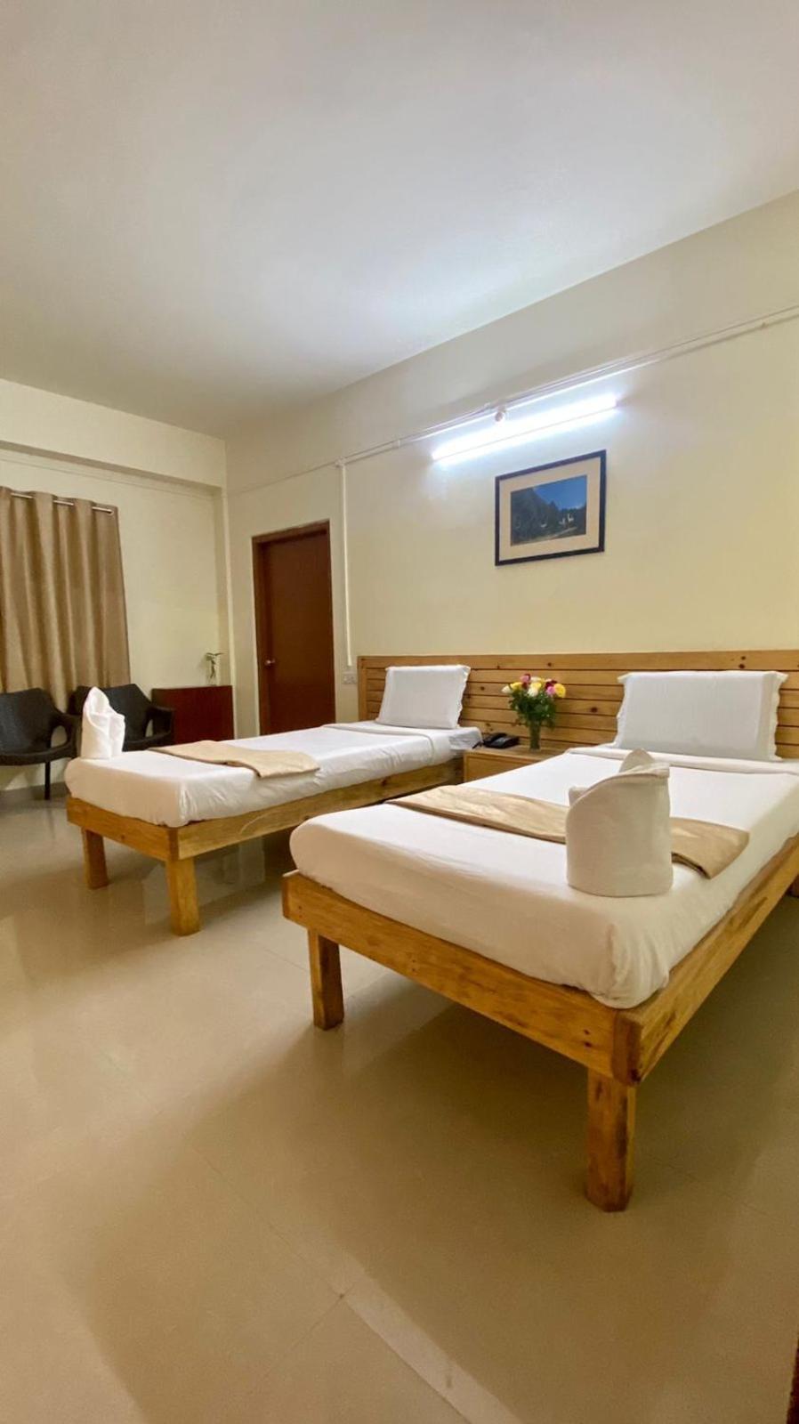 Hotel Travellers Inn Σιλόνγκ Εξωτερικό φωτογραφία